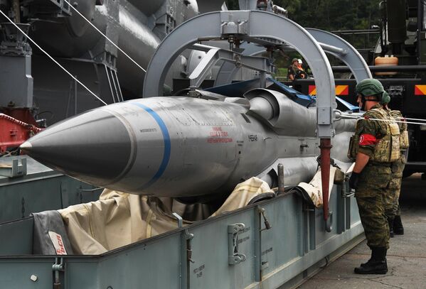 The Moskit anti-ship cruise missile being loaded onto the R-19 missile boat as part of the Pacific Fleet exercises in the Primorsky region. - Sputnik International