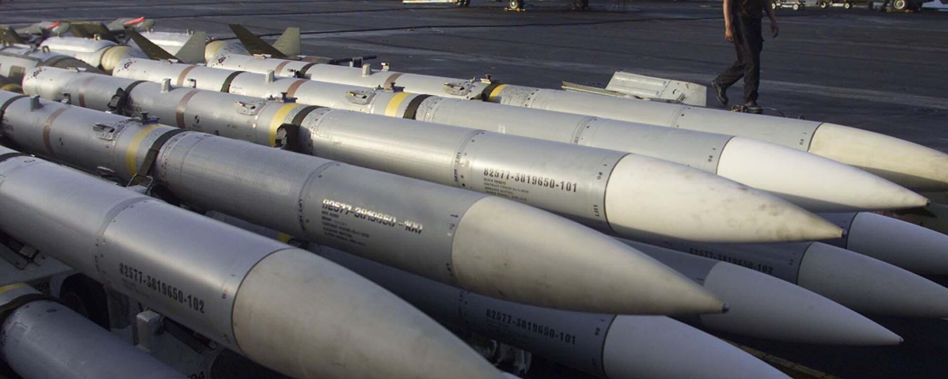 Ordnance sit on the flight deck of the USS Enterprise in the northern Indian Ocean, Sunday, Oct. 7, 2001 - Sputnik International, 1920, 22.08.2024