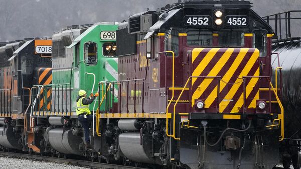 A Wheeling and Lake Erie Railway worker climbs aboard a locomotive in Pittsburgh on Thursday, Jan. 26, 2023 - Sputnik International