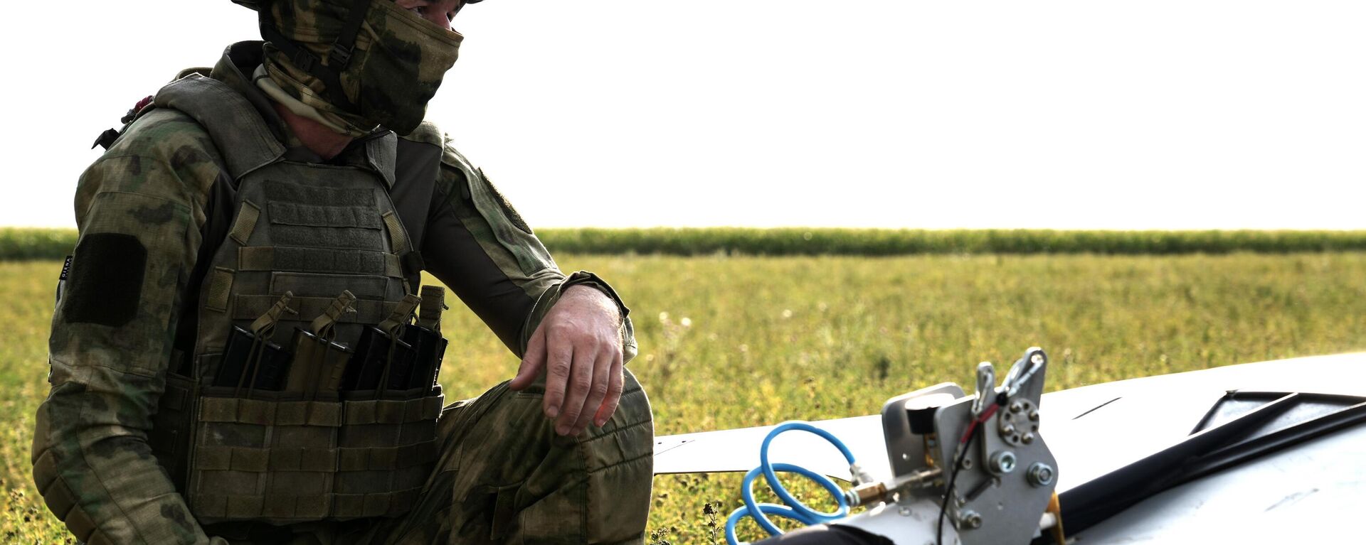 A Russian serviceman of the 116th separate special purpose brigade of the Russian National Guard prepares to launch an unmanned aerial vehicle - Sputnik International, 1920, 23.08.2024