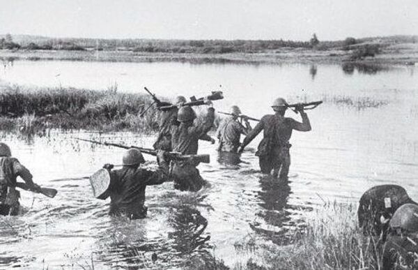 Soviet soldiers crossing the Molochnaya River and reaching Melitopol. - Sputnik International