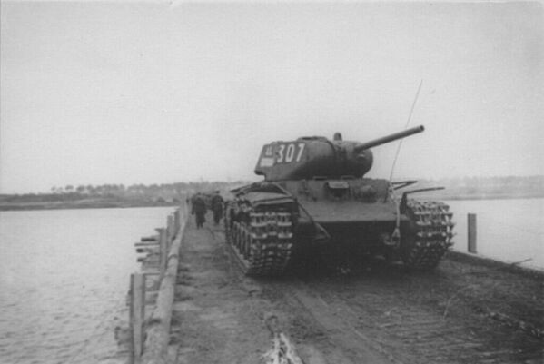 Soviet KV-1S tank of the 65th Army crossing the Dnepr River. - Sputnik International