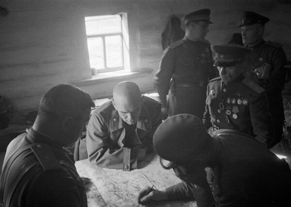 Lieutenant General Pavel Batov (right), commander of the 65th Army, with Soviet officers at a command post. - Sputnik International