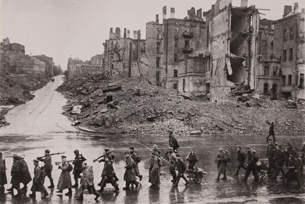 Kiev is liberated from the Nazis. Soviet infantry marching through the city&#x27;s main Kreschatik Street. - Sputnik International