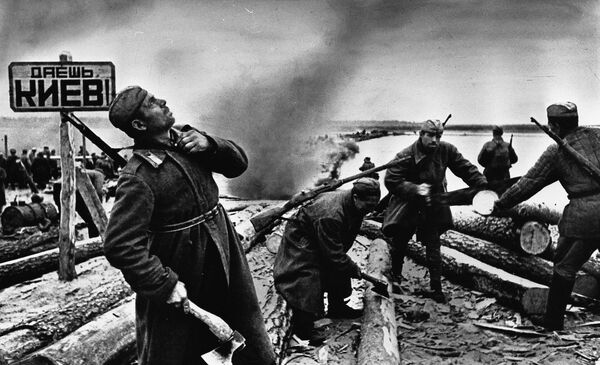 Soviet soldiers preparing rafts to cross the Dnepr. The sign reads: &quot;To Kiev!&quot; - Sputnik International