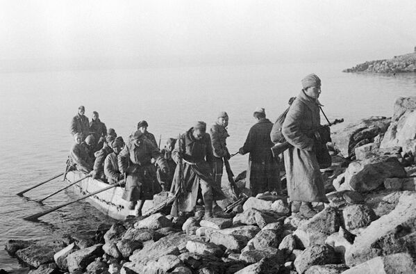 Soviet airborne troops crossing the Dnepr River, continuing the fight to expand the bridgeheads. - Sputnik International