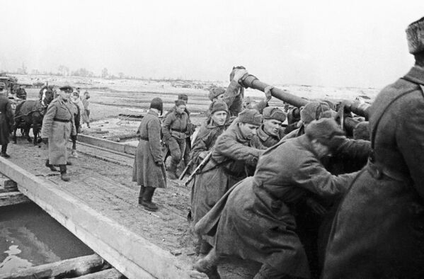 Soldiers of the 4th Guards Army ferrying 76-mm ZIS-3 guns over a bridge across the Dnepr. - Sputnik International