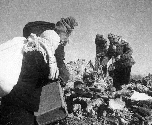 Residents of the Dnepropetrovsk region return to their destroyed village, liberated from the Nazi German invaders. - Sputnik International