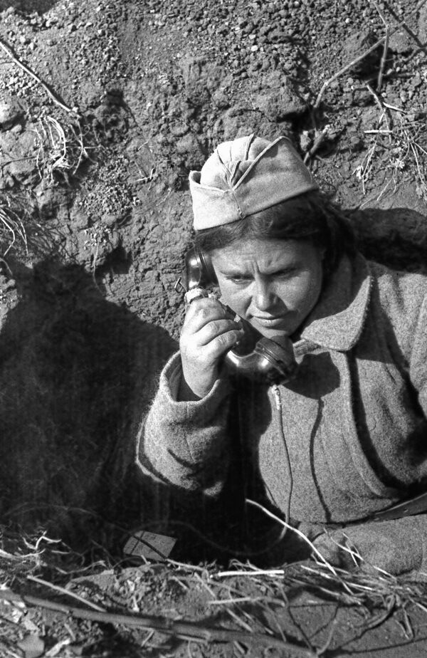 Telephonist Ulyana Potapenko  repairing damage to a communication line under enemy fire. - Sputnik International