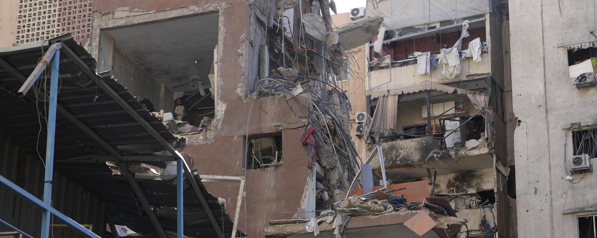 Buildings are damaged after being hit by an Israeli airstrike on Tuesday evening in the southern suburbs of Beirut, Lebanon, Wednesday, July 31, 2024 - Sputnik International, 1920, 24.08.2024