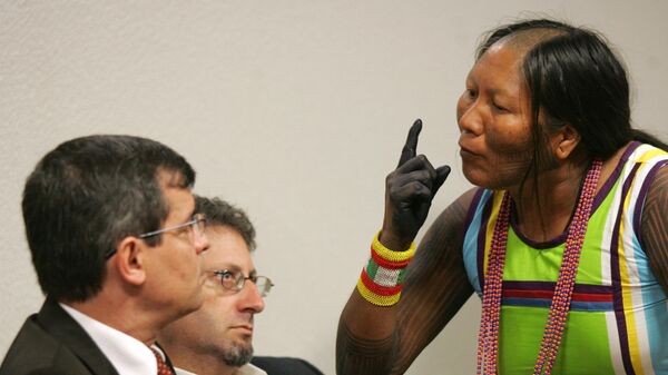 Tuira Kayapo, right, leader of the indigenous Kayapo tribe, speaks to Aloysio Guapindaia, left, director of the National Indian Foundation, FUNAI, during a public hearing at the Commission of Human Rights of the Federal Senate in Brasilia, Wednesday, Dec. 2, 2009 - Sputnik International