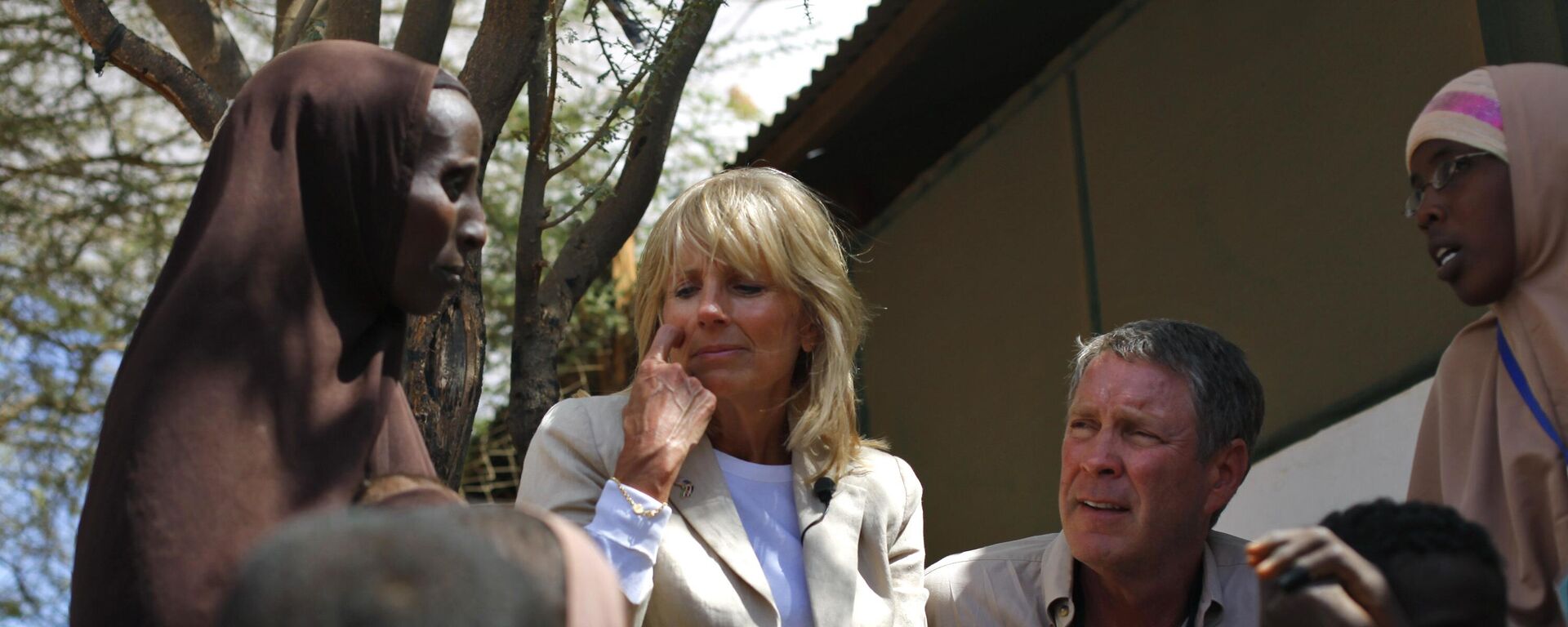 In this photograph taken during an official White House organized visit, Jill Biden, wife of U.S. Vice President Joe Biden, center, sits with Somali refugees during a photo opportunity at a UNHCR screening center on the outskirts of Ifo camp outside  Dadaab, eastern Kenya, 100 kms (60 miles) from the Somali border, Monday Aug. 8, 2011 - Sputnik International, 1920, 26.08.2024