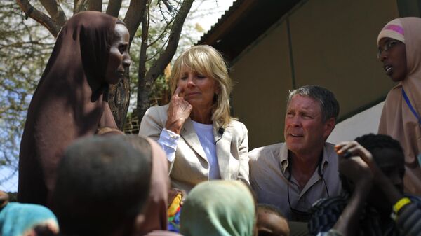 In this photograph taken during an official White House organized visit, Jill Biden, wife of U.S. Vice President Joe Biden, center, sits with Somali refugees during a photo opportunity at a UNHCR screening center on the outskirts of Ifo camp outside  Dadaab, eastern Kenya, 100 kms (60 miles) from the Somali border, Monday Aug. 8, 2011 - Sputnik International