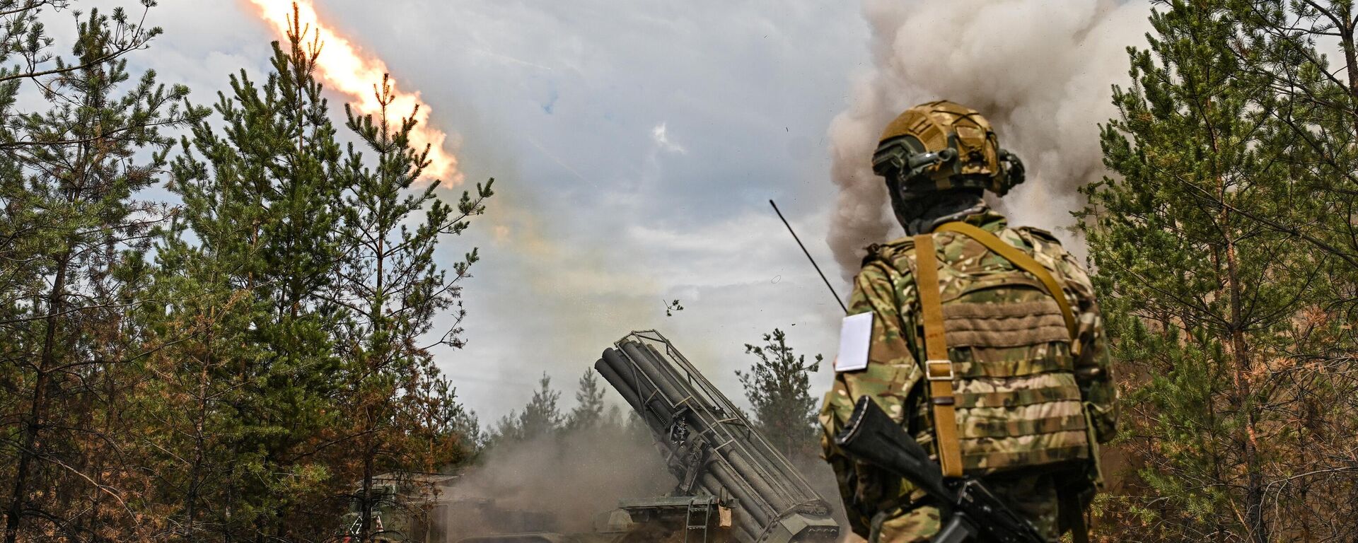 Russian servicemen fire a BM-27 9K57 Uragan (Hurricane) multiple launch rocket system towards Ukrainian positions in the course of Russia's military operation in Ukraine. - Sputnik International, 1920, 14.09.2024