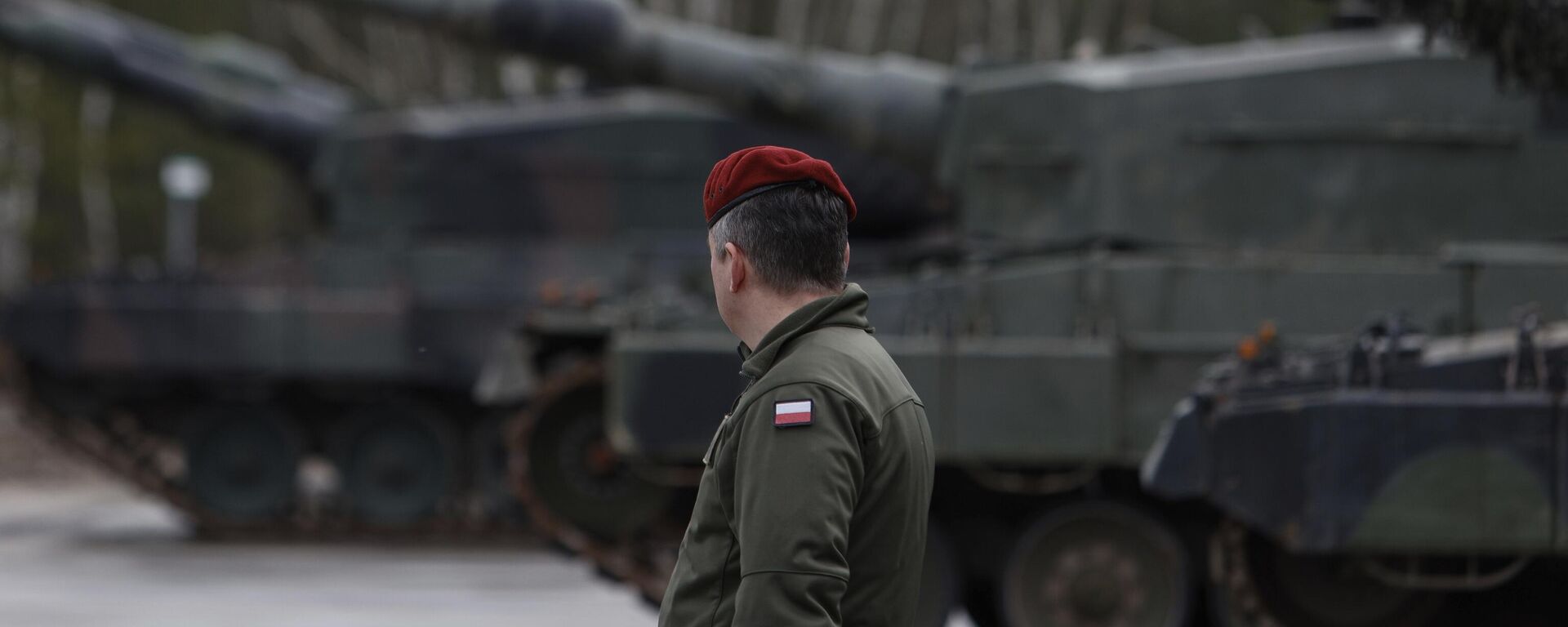 A Polish soldier walks next to the Leopard 2 tanks during a training at a military base and test range in Swietoszow, Poland, Monday, Feb. 13, 2023 - Sputnik International, 1920, 08.11.2024