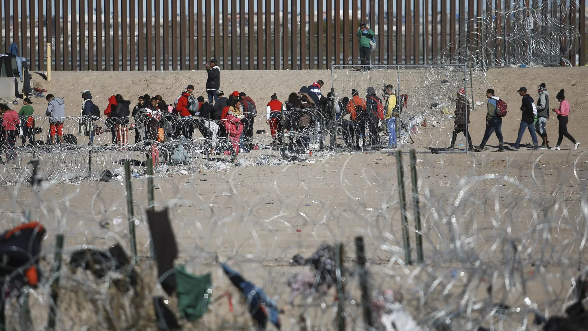 Migrants line up at the U.S. border wall after being detained by U.S. immigration authorities, seen from Ciudad Juarez, Mexico, Wednesday, Dec. 27, 2023. - Sputnik International, 1920, 28.11.2024