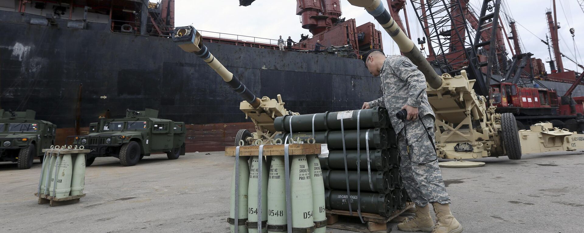 A member of the US military inspects ammunition as workers unload artillery from a ship at Beirut's port in Lebanon on Sunday, Feb. 8, 2015 - Sputnik International, 1920, 27.08.2024