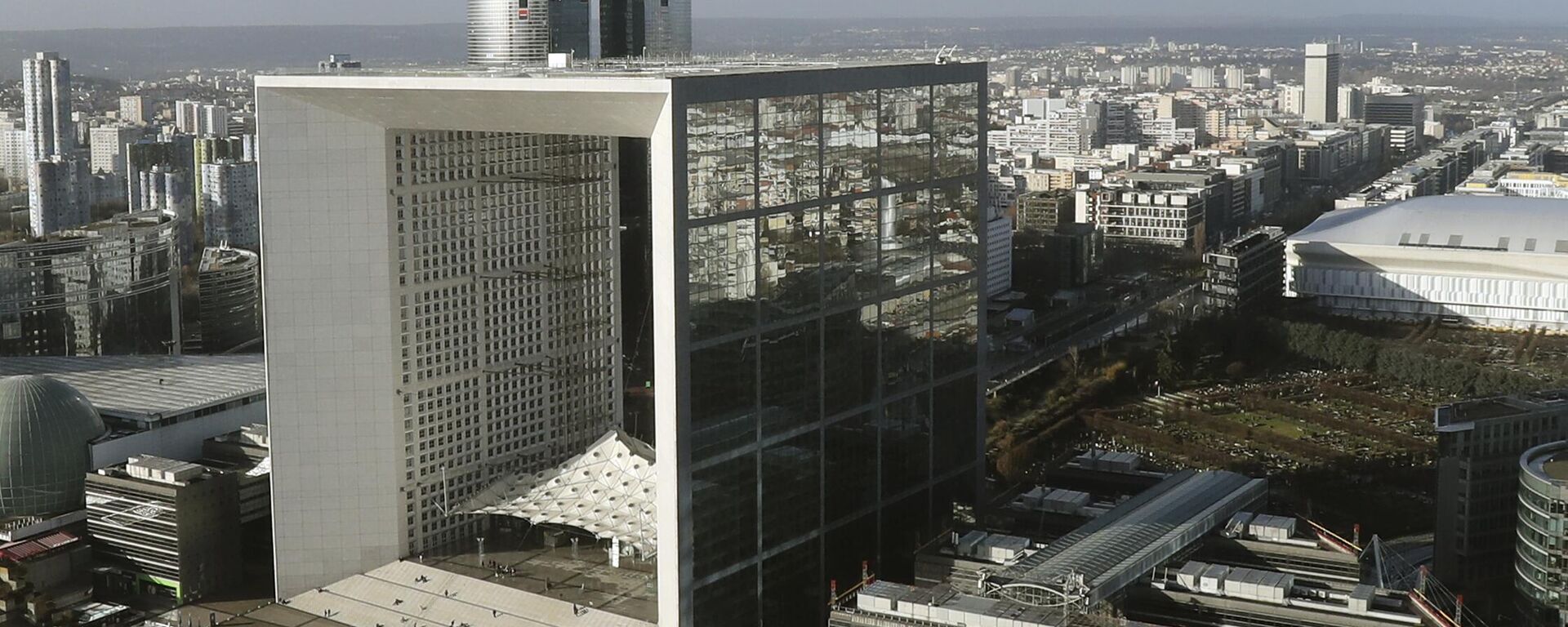 The Grande Arche is pictured in the business district of La Defense, outside Paris. File photo. - Sputnik International, 1920, 28.08.2024