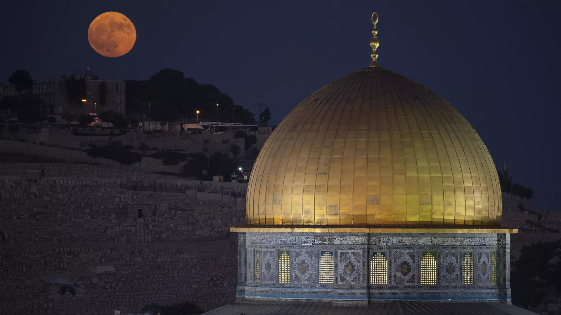 La super lune se lève derrière le sanctuaire du Dôme du Rocher dans le complexe de la mosquée Al Aqsa dans la vieille ville de Jérusalem, le lundi 19 août 2024. - Sputnik International, 1920, 28.08.2024