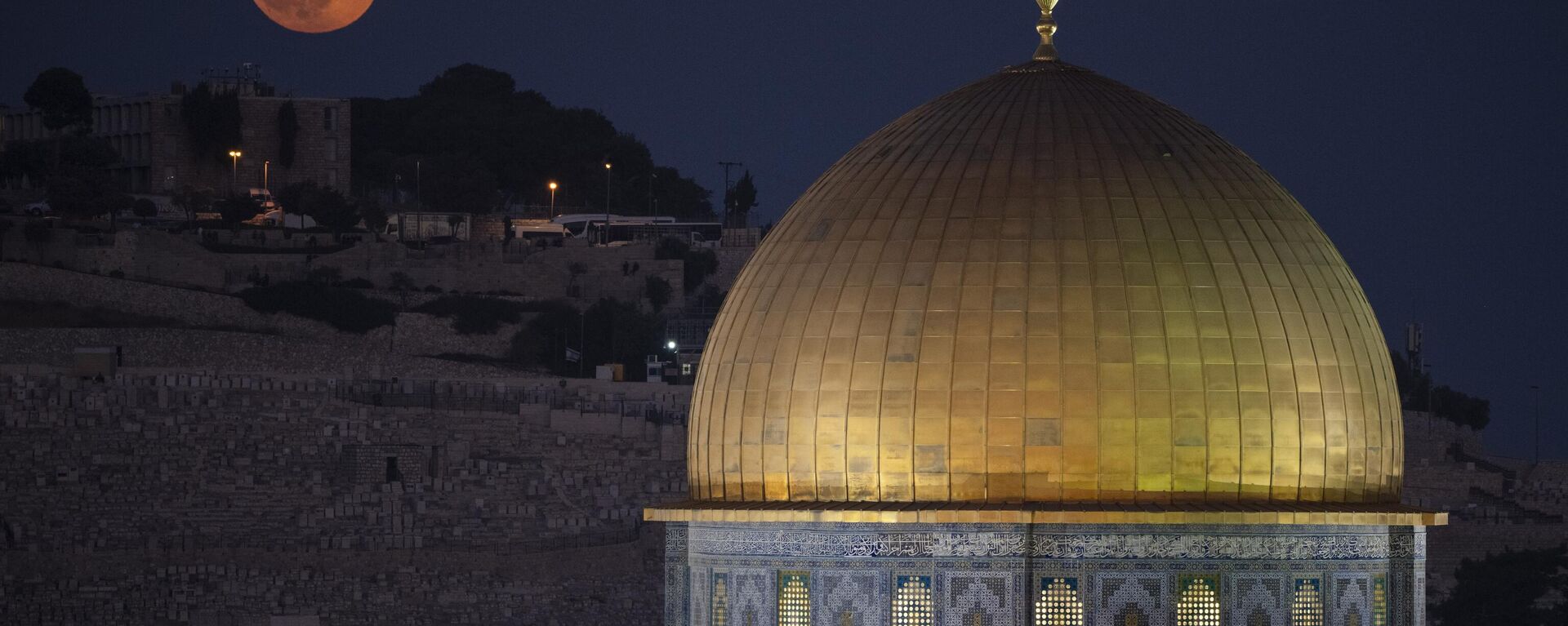 The super moon rises behind the Dome of the Rock shrine at the Al Aqsa Mosque compound in the Old City of Jerusalem, Monday, Aug. 19, 2024. - Sputnik International, 1920, 28.08.2024