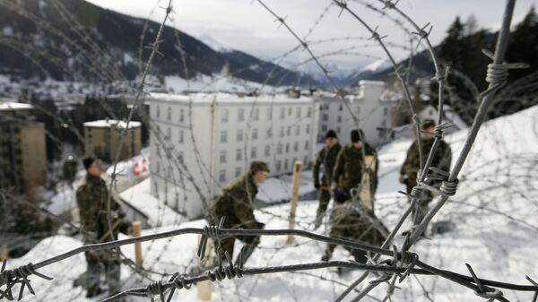 Members of the Swiss army install barbed wire to secure the area around the Belvedere hotel in Davos, Switzerland, Wednesday, January 9, 2008. - Sputnik International