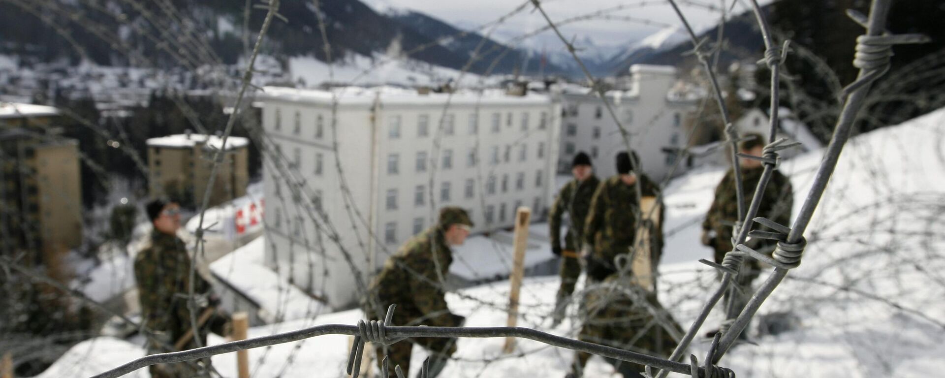 Members of the Swiss army install barbed wire to secure the area around the Belvedere hotel in Davos, Switzerland, Wednesday, January 9, 2008. - Sputnik International, 1920, 30.08.2024