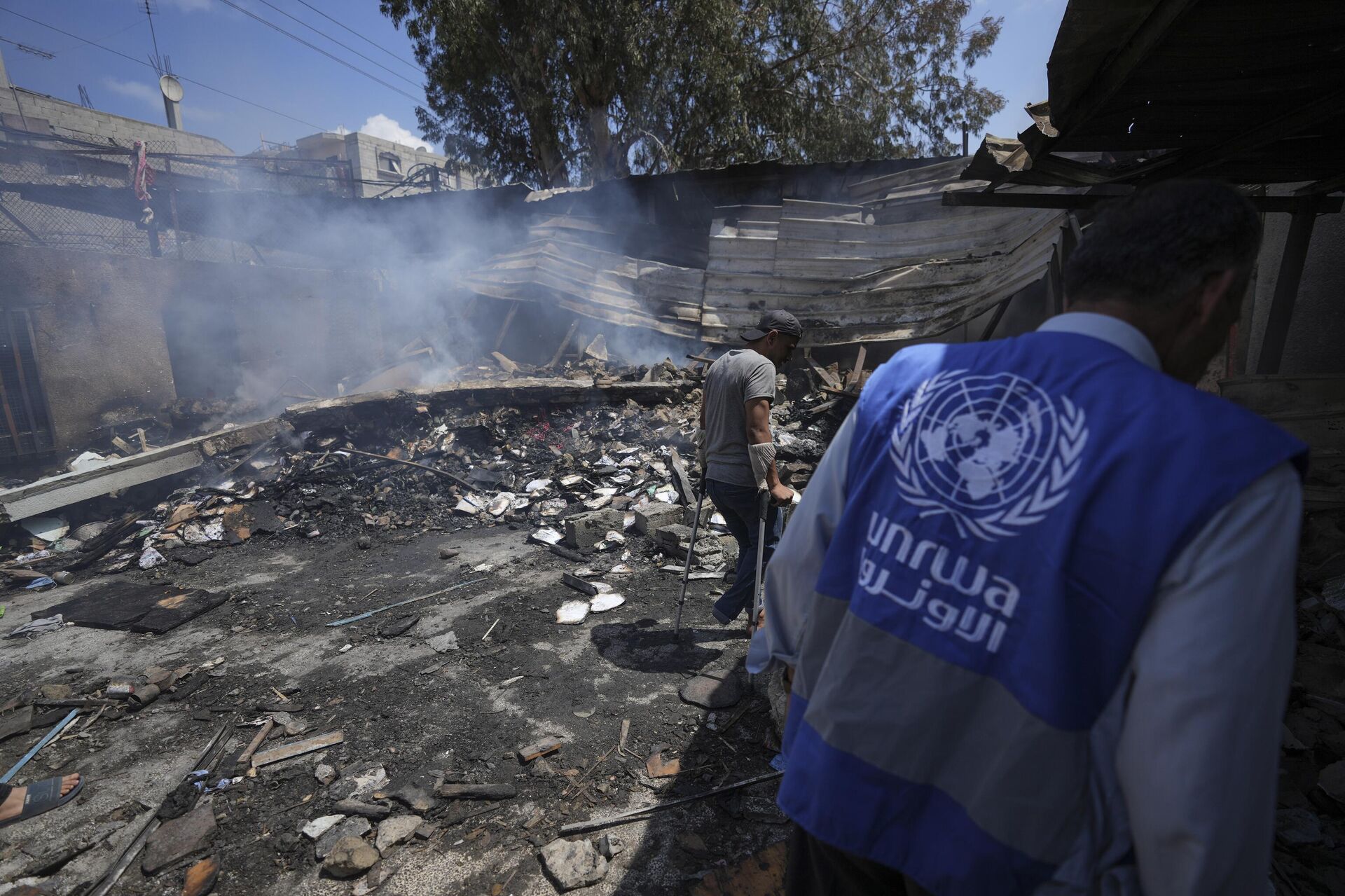 Palestinians look at the destruction after an Israeli strike on a school run by UNRWA, the U.N. agency helping Palestinian refugees, in Nuseirat, Gaza Strip, May 14, 2024. Qatar and Saudi Arabia on Sunday, June 2, 2024 condemned an Israeli parliamentary bill that seeks to label UNRWA, the main provider of aid for Palestinians in Gaza, a terrorist group, joining a growing number of nations opposed to the proposal - Sputnik International, 1920, 30.07.2025
