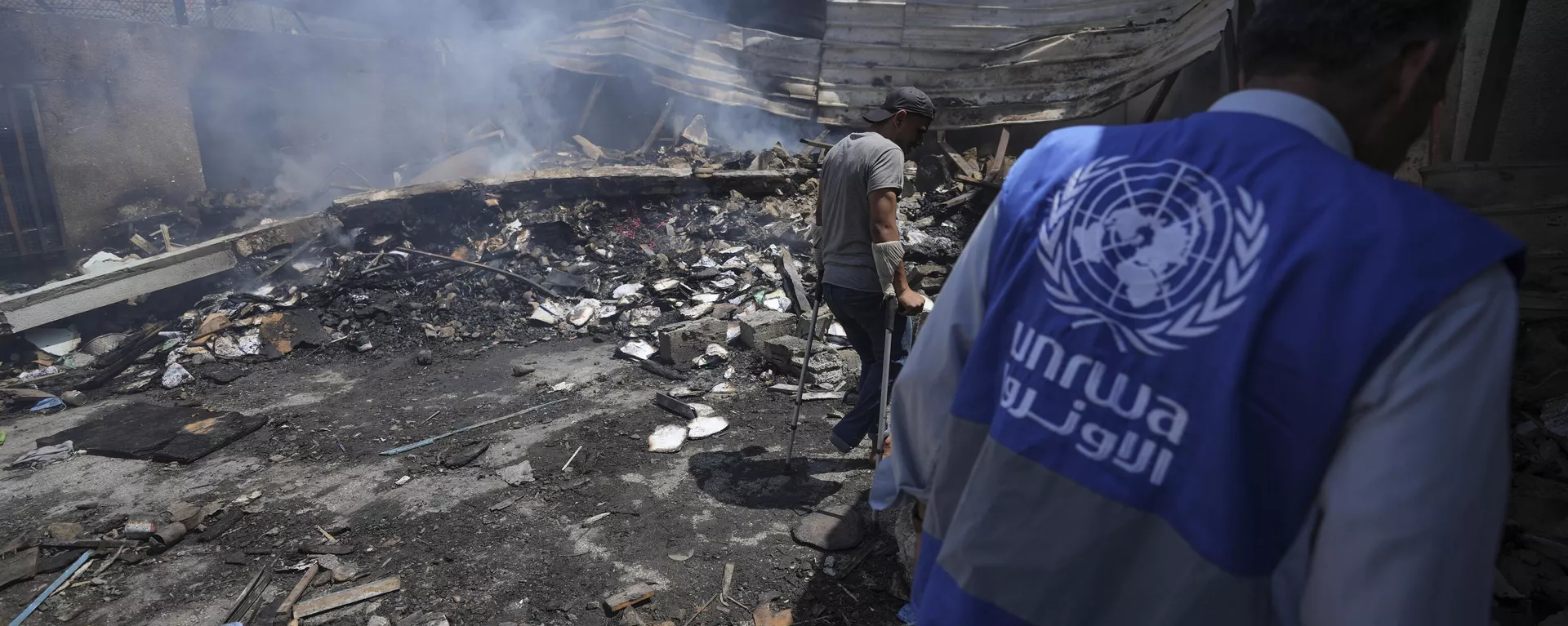 Palestinians look at the destruction after an Israeli strike on a school run by UNRWA, the U.N. agency helping Palestinian refugees, in Nuseirat, Gaza Strip, May 14, 2024. Qatar and Saudi Arabia on Sunday, June 2, 2024 condemned an Israeli parliamentary bill that seeks to label UNRWA, the main provider of aid for Palestinians in Gaza, a terrorist group, joining a growing number of nations opposed to the proposal - Sputnik International, 1920, 29.10.2024