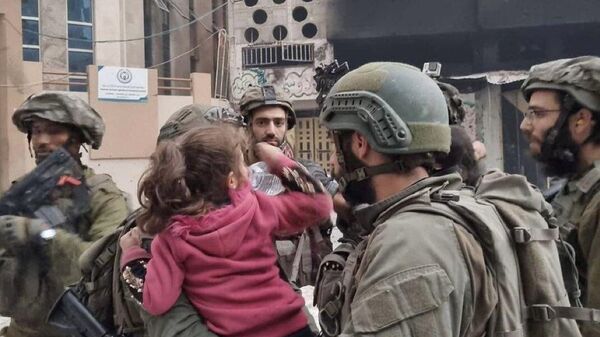 Illustrative photo from a suspected similar case. A photo published by a private Instagram group belonging to the 8716 Reserve Battalion in north Gaza city on January 5th. A Gazan girl with Israeli soldiers - Sputnik International