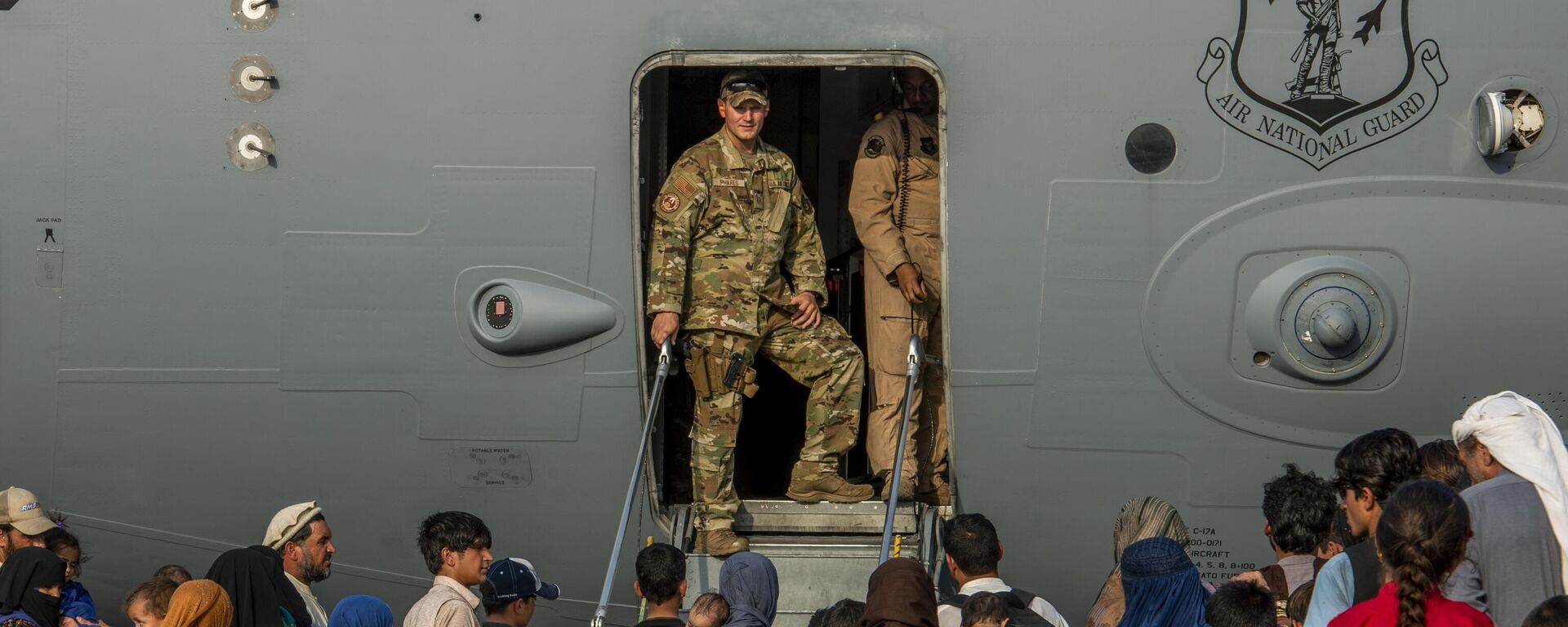 In this Aug. 22, 20121, image provided by the US Air Force, service members prepare to board evacuees onto a C-17 Globemaster lll on Sunday, Aug. 22, 2021, at Al Udeid Air Base, Qatar - Sputnik International, 1920, 02.09.2024