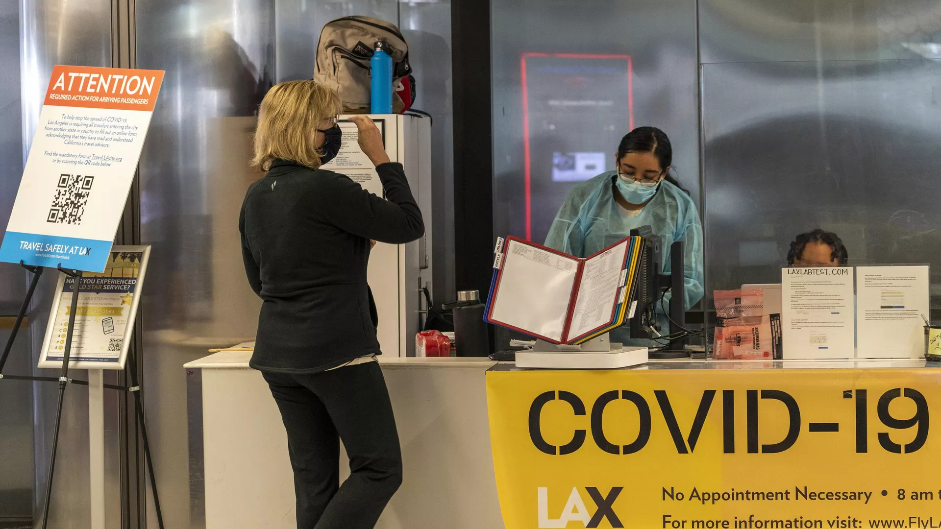 Traveler Patty Siegel from Los Angeles gets tested for COVID-19 before a planned trip to Hawaii at the Los Angeles International Airport in Los Angeles Wednesday, Nov. 25, 2020 - Sputnik International, 1920, 02.09.2024