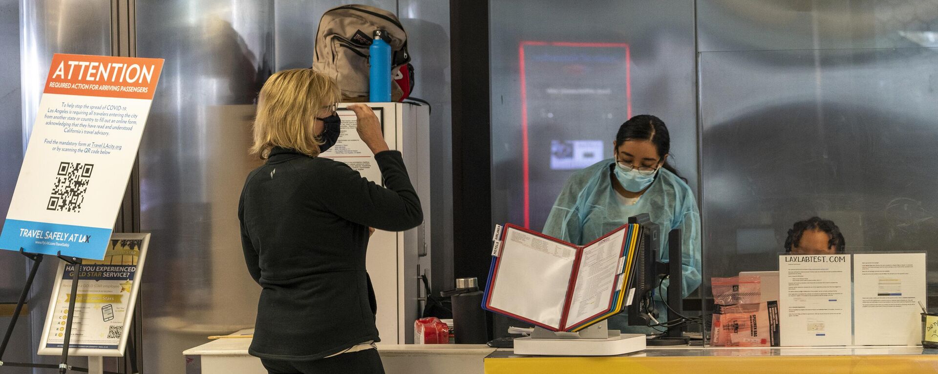 Traveler Patty Siegel from Los Angeles gets tested for COVID-19 before a planned trip to Hawaii at the Los Angeles International Airport in Los Angeles Wednesday, Nov. 25, 2020 - Sputnik International, 1920, 02.09.2024