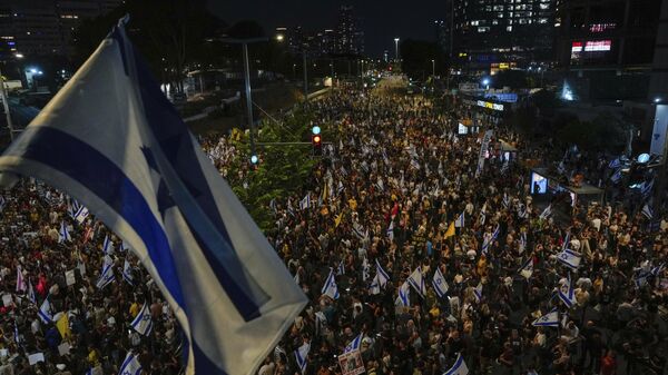 People attend a rally demanding a cease-fire deal and the immediate release of hostages held by Hamas in the Gaza Strip after the deaths of six hostages in the Palestinian territory in Tel Aviv, Israel, on Monday, Sept. 2, 2024. - Sputnik International