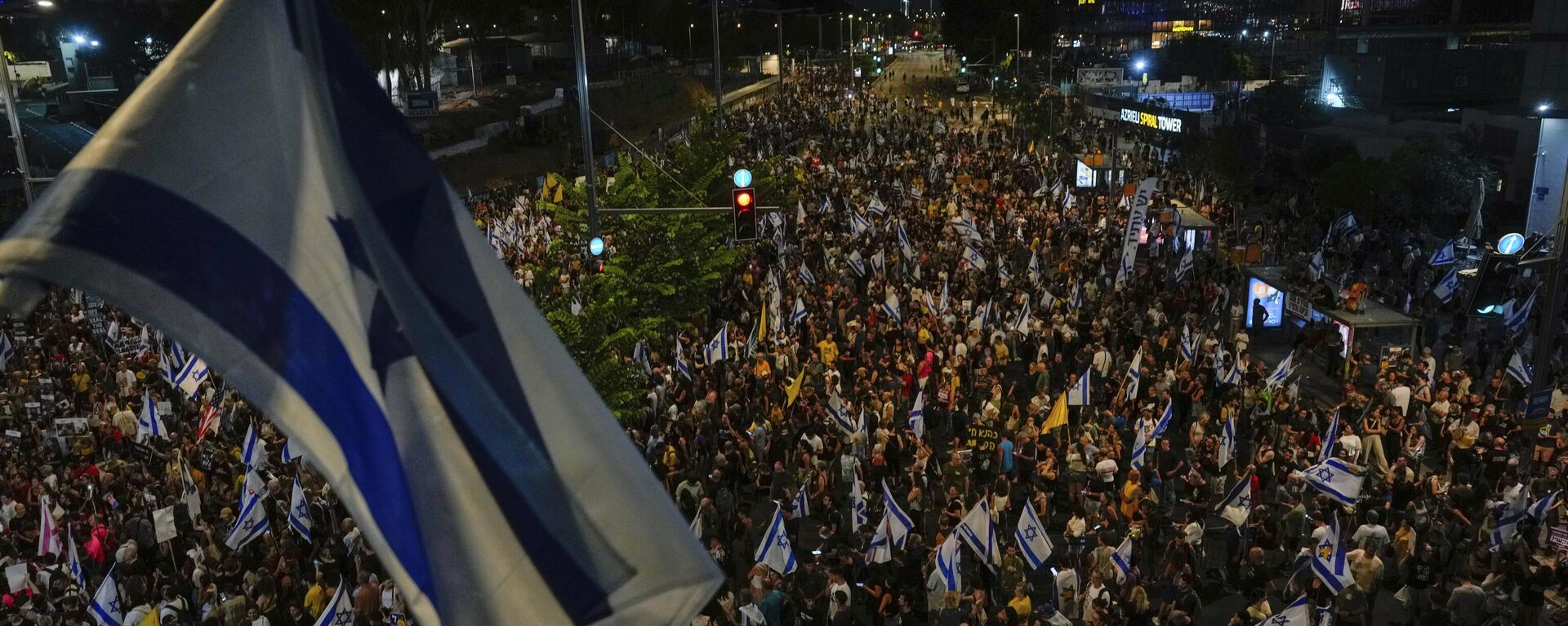 People attend a rally demanding a cease-fire deal and the immediate release of hostages held by Hamas in the Gaza Strip after the deaths of six hostages in the Palestinian territory in Tel Aviv, Israel, on Monday, Sept. 2, 2024. - Sputnik International, 1920, 02.09.2024