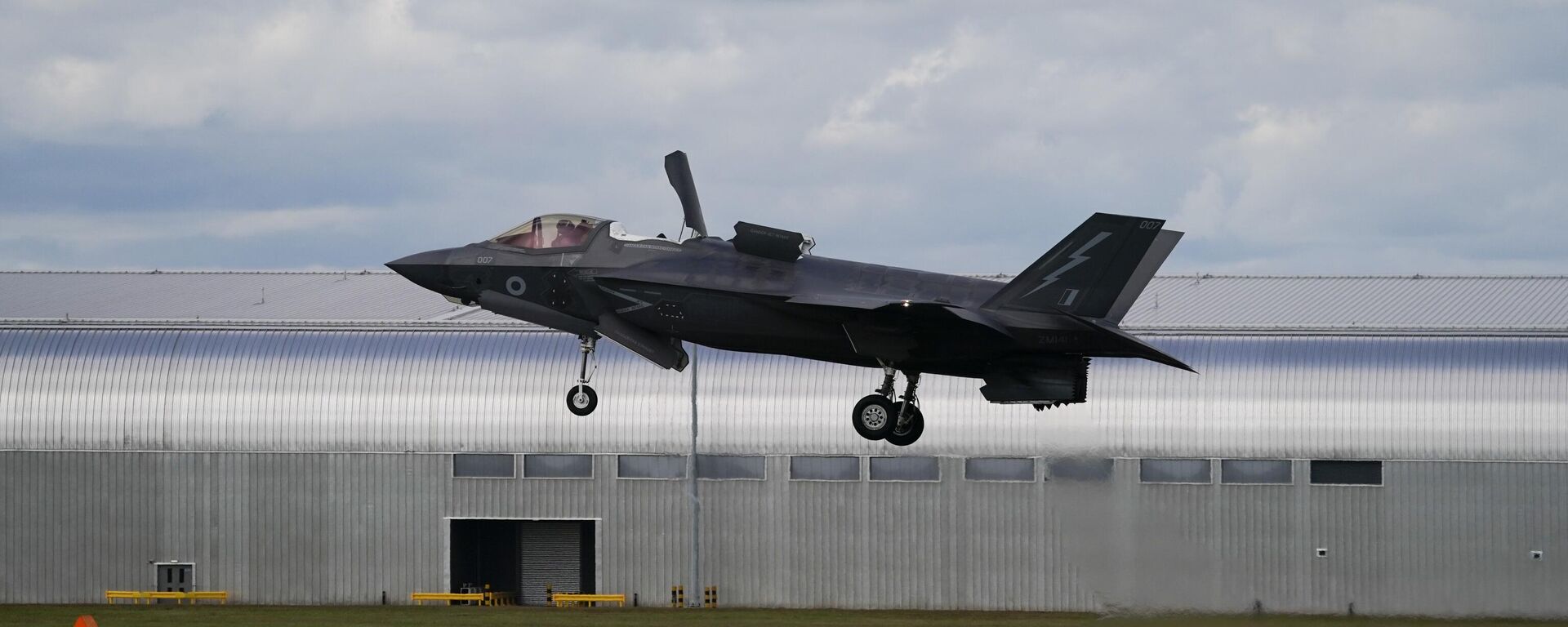 A Royal Air Force F-35 lands at the Farnborough International Air Show in Farnborough, England, Monday, July 22, 2024 - Sputnik International, 1920, 03.09.2024