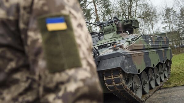  A Ukrainian soldier is standing in front of a Marder infantry fighting vehicle at the German forces Bundeswehr training area in Munster, Germany, on Feb. 20, 2023. - Sputnik International