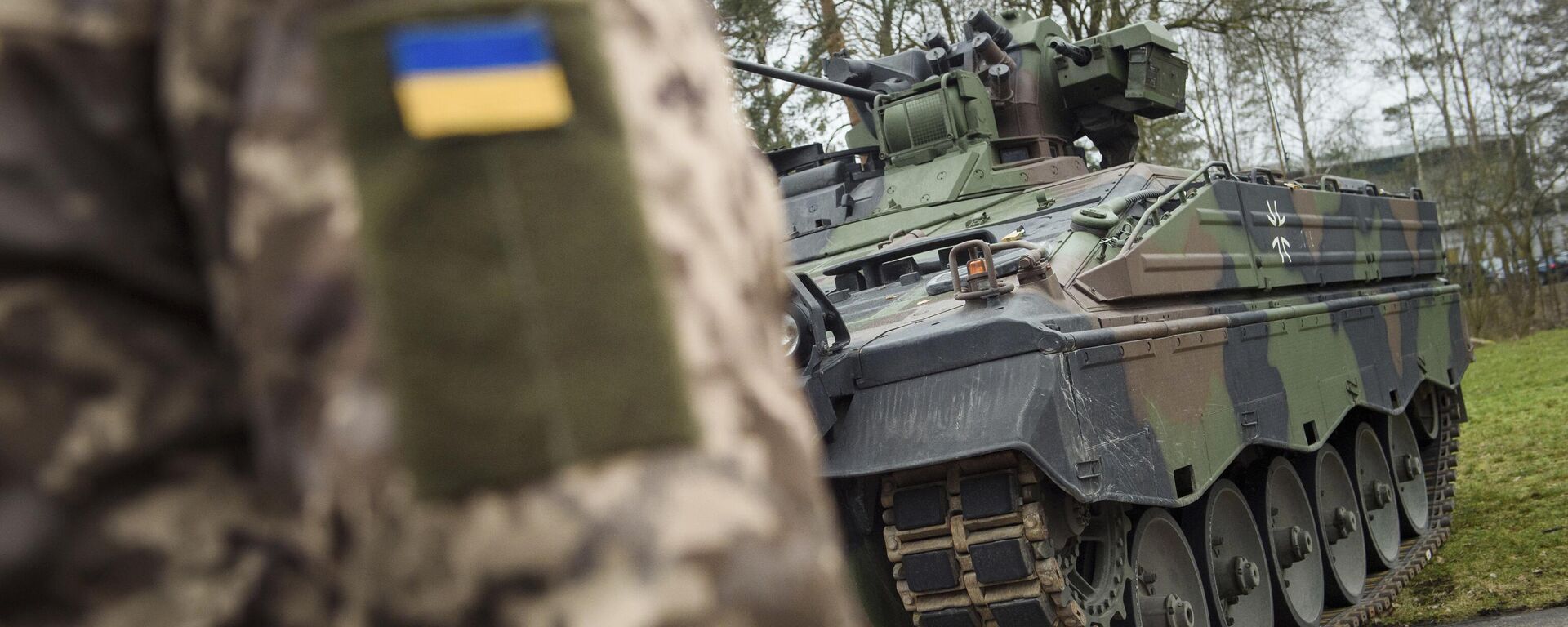  A Ukrainian soldier is standing in front of a Marder infantry fighting vehicle at the German forces Bundeswehr training area in Munster, Germany, on Feb. 20, 2023. - Sputnik International, 1920, 19.10.2024