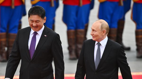 Russian President Vladimir Putin and Mongolian President Ukhnaagiin Khurelsukh at the official welcoming ceremony at Sukhbaatar Square in Ulaanbaatar. - Sputnik International