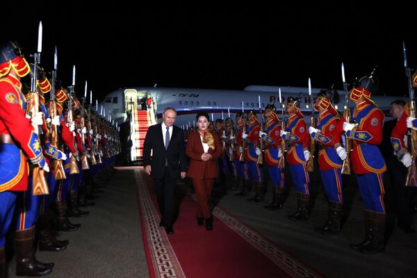 Russian President Vladimir Putin, who arrived in Mongolia on an official visit, at the welcoming ceremony at Ulaanbaatar Airport. - Sputnik International