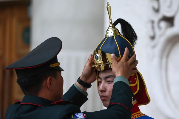 Soldiers of the honor guard company before the official greeting ceremony at Sukhbaatar Square in Ulaanbaatar. - Sputnik International