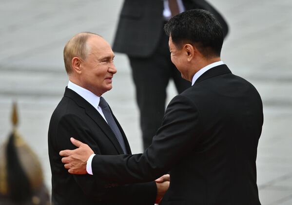 Putin and Mongolian President Ukhnaagiin Khurelsukh at the ceremony. - Sputnik International