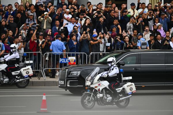 Aurus Senate car of the Russian president at Sukhbaatar Square. - Sputnik International