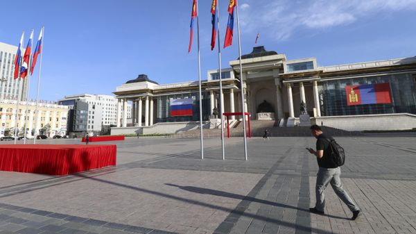 Перед началом церемонии официальной встречи президента РФ Владимира Путина и президента Монголии Ухнагийн Хурэлсуха на площади Сухэ-Батора в Улан-Баторе - Sputnik International