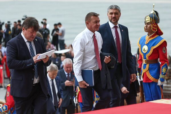 Russian Transport Minister Roman Starovoit and Zabaykalsky Regional Governor Alexander Osipov before the meeting. - Sputnik International