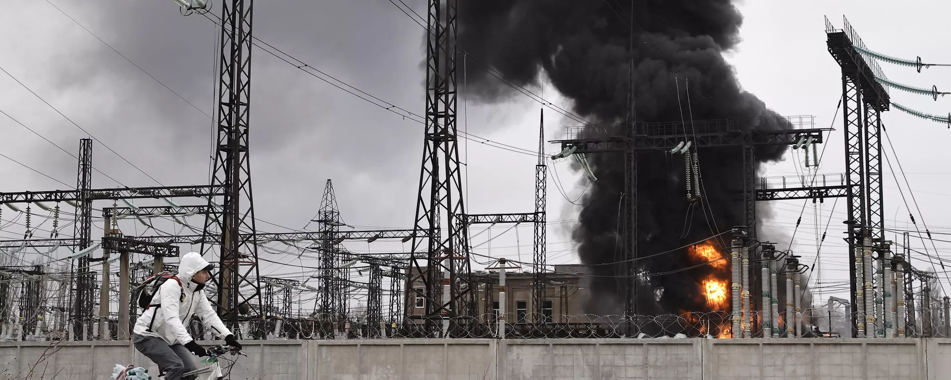 A man cycles past an electricity facility after a Russian attack in Kharkov, Friday March 22, 2024. - Sputnik International, 1920, 03.09.2024