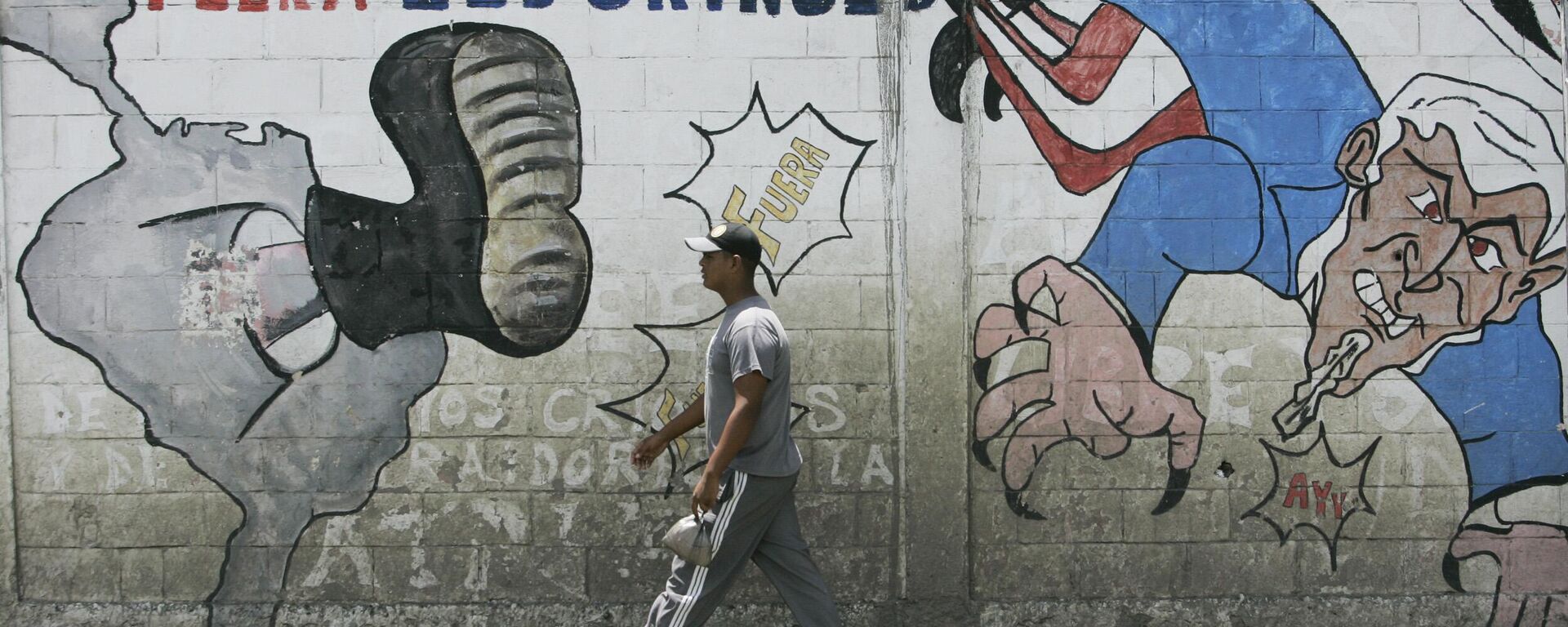 A man walks past an anti U.S. graffiti that reads in Spanish Gringos out in Caracas, Friday, Sept. 15, 2008.  - Sputnik International, 1920, 03.09.2024