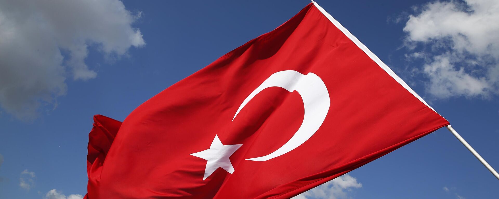 Supporters of Turkiye's opposition Republican People's Party (CHP), wave a Turkish flag as they gather for a rally in support of CHP Istanbul provincial chairwoman Canan Kaftancioglu, outside a court in Istanbul where she was standing trial, Thursday, July 18, 2019 - Sputnik International, 1920, 04.09.2024