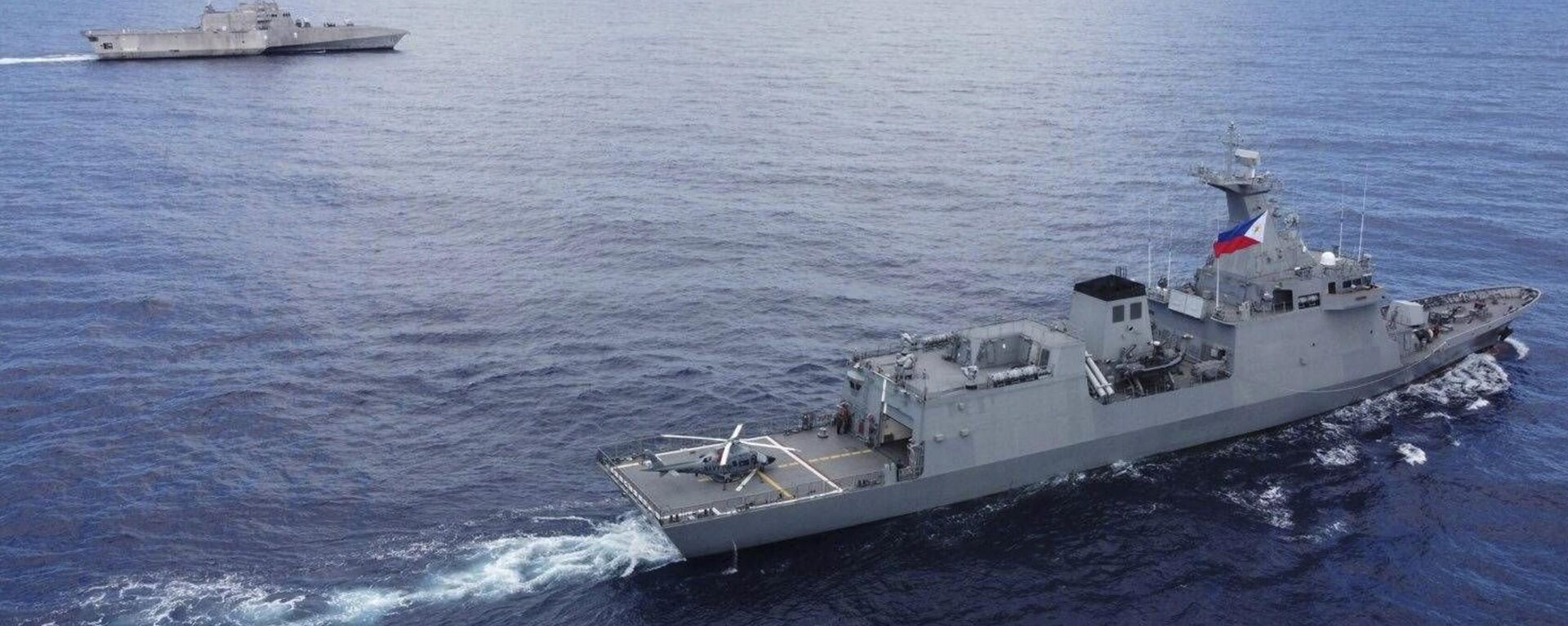 In this handout photo released by Armed Forces of the Philippines, Philippines BRP Jose Rizal (FF150), right, and USS Gabrielle Giffords (LCS 10) during a tactical exercise between Philippines and the United States in the West Philippine Sea on Thursday Nov. 23, 2023 In this handout photo released by Armed Forces of the Philippines, Philippines BRP Jose Rizal (FF150), right, and USS Gabrielle Giffords (LCS 10) during a tactical exercise between Philippines and the United States in the West Philippine Sea on Thursday Nov. 23, 2023 - Sputnik International, 1920, 14.09.2025