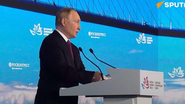 Russian President Vladimir Putin addresses the plenary session of the Eastern Economic Forum - Sputnik International