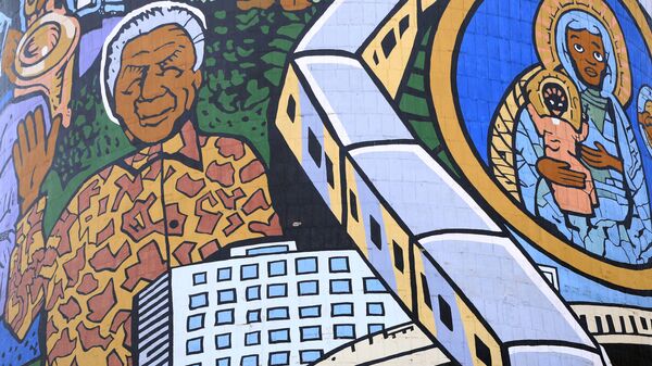 A mural of the former South African President Nelson Mandela on the cooling towers at  Soweto township in Johannesburg, South Africa Sunday, June 25, 2013.   - Sputnik International